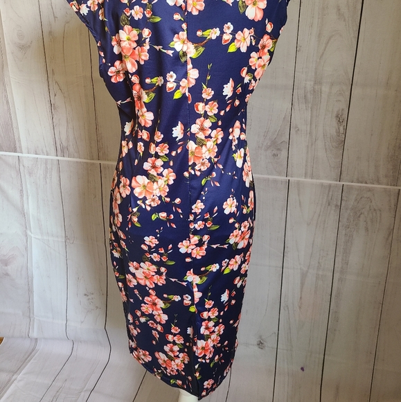 Floral twist neckline dress - Picture 5 of 8